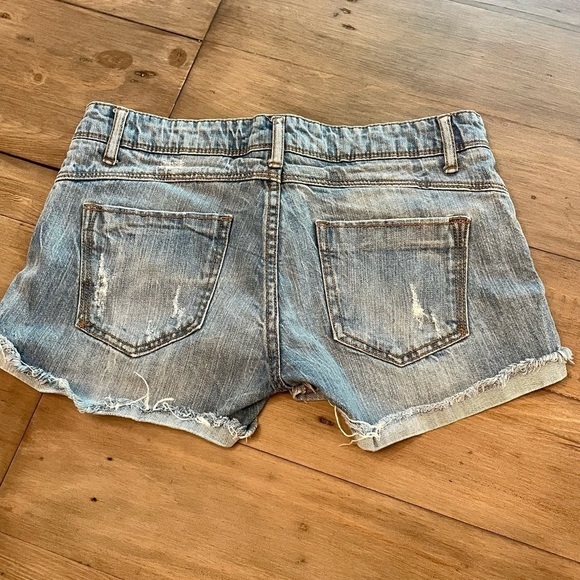 𝅺FOREVER 21 Distressed Denim Shorts - Picture 6 of 6